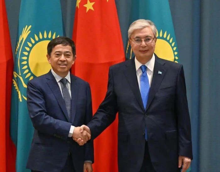 <em>哈萨克斯坦</em>总统托卡耶夫接见三一集团轮值董事长向文波