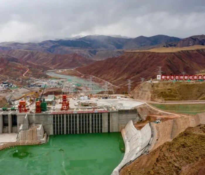 中国黄河上游在建装机最大水电站首台<em>机组并网发电</em>