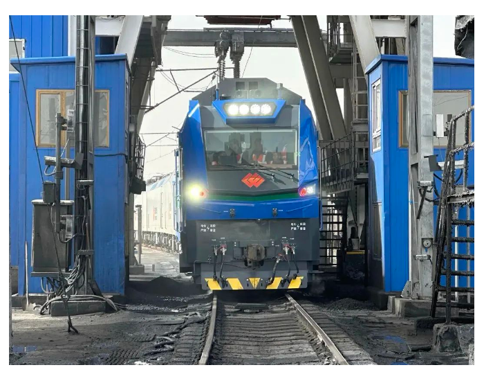 又有新突破！中国中车重载铁路大功率氢能源机车完成万吨装车试验