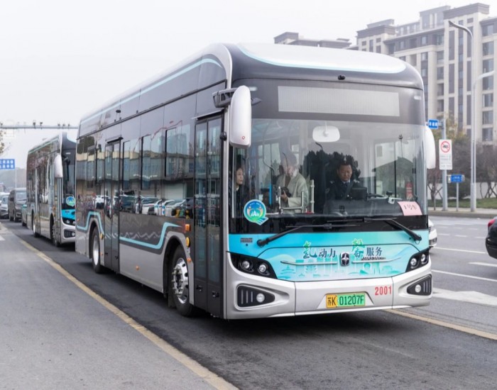 江苏扬州首批10.5氢燃料电动公交车投放