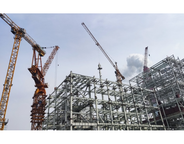 <em>国能</em>北仑项目锅炉第四层钢结构开始吊装