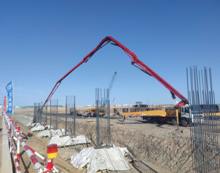 内蒙古中煤芒来PC总承包项目1号汽机房A排基础开始承台浇筑