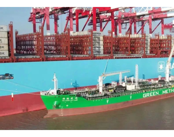 <em>上海港</em>完成国内首例绿色甲醇“船-船”同步加注