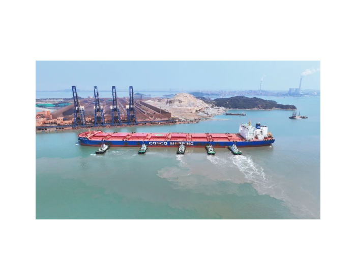 湄洲湾首次实现超大型船舶与LNG船舶单日“两离一靠”