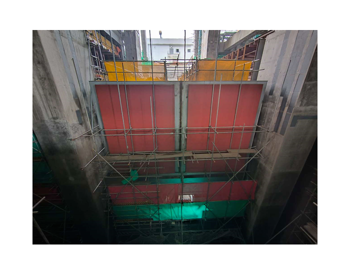三澳核电项目<em>1号机组</em>凝汽器壳体模块安装就位