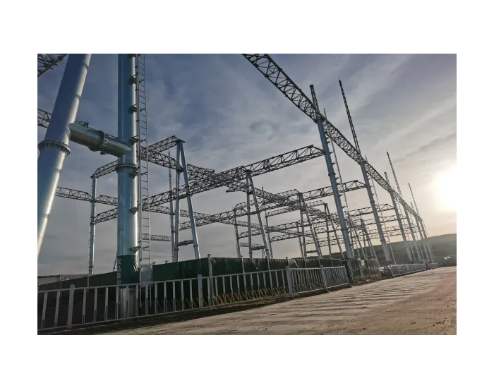 新建榆林南330千伏变电站构架吊装顺利完成