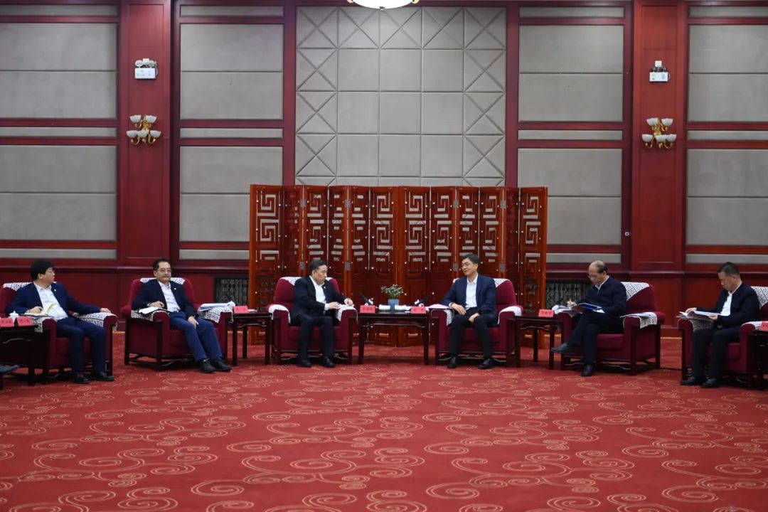 宋海良拜会青海省委书记陈刚、省长吴晓军并见证签署战略合作协议