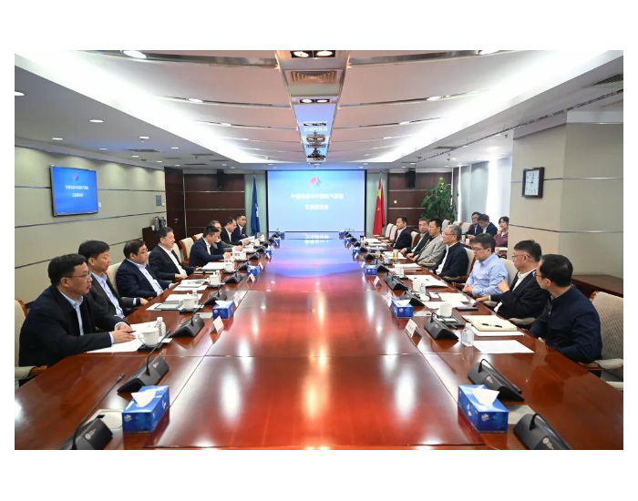 王斌与中国电气装备总经理周群会谈
