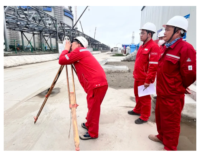 江苏<em>协鑫</em>LNG项目部加快推进管廊钢结构安装进度