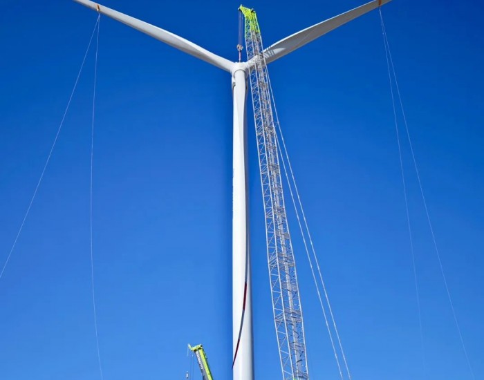 <em>全球</em>最高海拔单体容量最大风电项目首台机组成功吊装