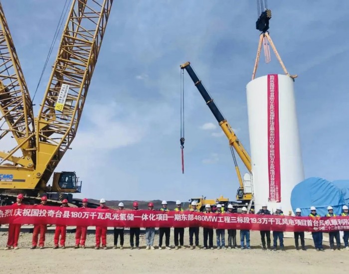 新疆公司奇台风电项目首台风机塔筒顺利吊装