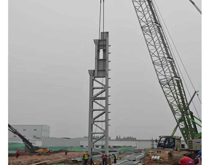 哈电<em>储能</em>基地联合厂房二期完成首根钢结构吊装
