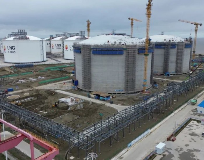 铆足干劲——江苏协鑫LNG项目部加快推进管廊钢结构安装进度