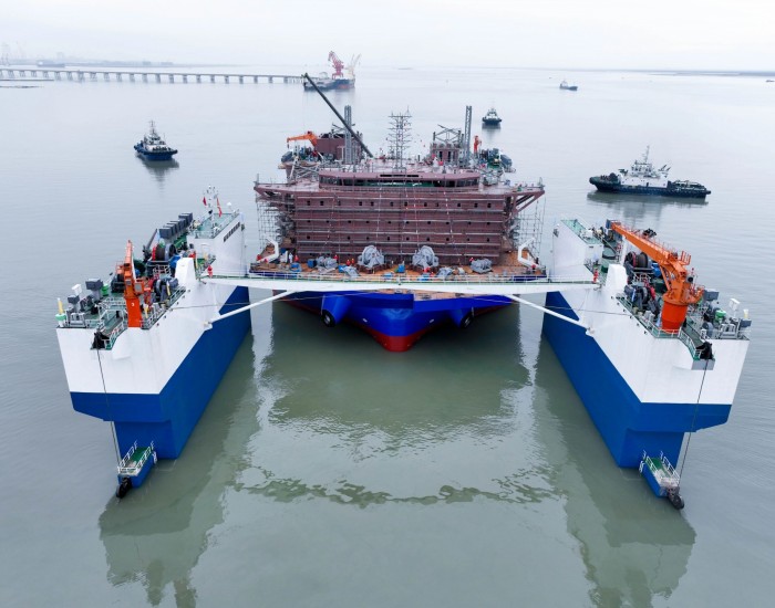中国船舶武汉船机参与建造的1800吨风电安装平台<em>顺利</em>下水
