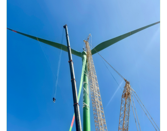 山西天镇70MW风电项目首台机组吊装