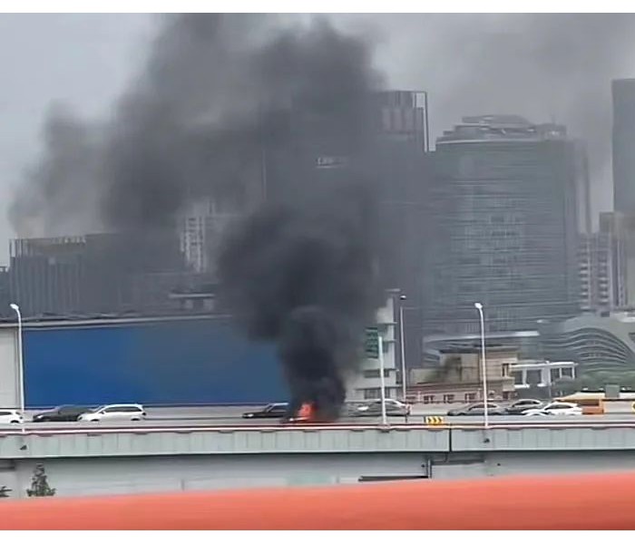 <em>突发</em>！上海新能源车起火烧成空壳！有人受伤