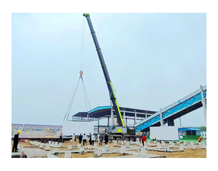 国信江苏盐城储能电站项目首个电池仓完成吊装
