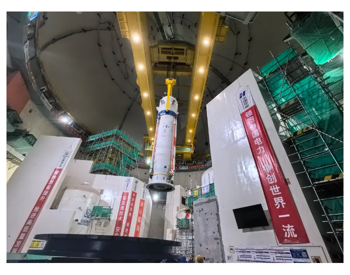 华能海南昌江核电二期工程项目3号机组稳压器吊装就位