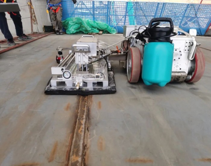 浙江宁波LNG<em>项目部</em>运用机器人对LNG储罐拱顶焊缝检测
