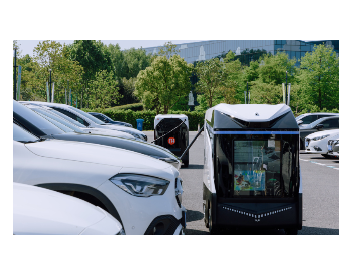 移动充电小车“上岗”大型停车场展现智慧能源网络