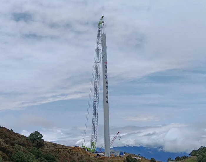 四川德昌县腊巴山二期风电项目塔筒顺利吊装完成