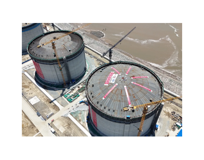 中国化学十四公司上海LNG站线扩建项目双台<em>大型</em>低温储罐升顶纪实