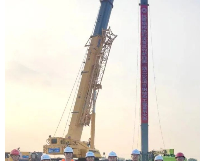 <em>兰</em>钧新能源三期45Gwh项目顺利完成首根钢结构吊装