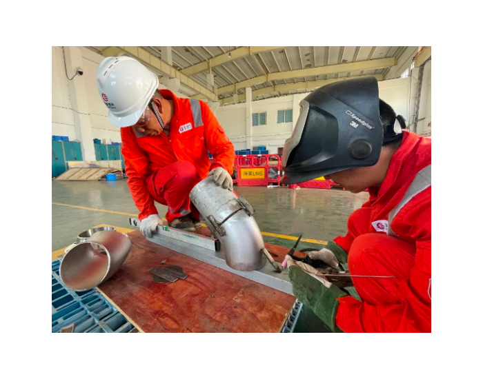 国家管网集团福建应急维修组织开展海南LNGBOG增压机级间管道预制焊接作业