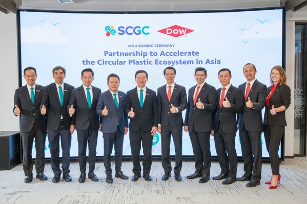 Senior Leaders witness signing of a first-of-its kind circularity partnership in the Asia Pacific region to create an effective platform for plastic recycling. From left to right from SCGC: Chatri Eamsobhana, chief commercial officer; Suracha Udomsak, chief innovation officer; Mo<i></i>ngkol Hengrojanasophon, chief operations officer; Sakchai Patiparnpreechavud, chief executive officer and president; Tanawong Areeratchakul, advisor to the President & CEO, SCG. From left to right from Dow: Chatchai Luanpolcharoenchai, Thailand president; Bambang Candra, APAC commercial vice president, Packaging & Specialty Plastics; Ekkasit Lakkananithiphan, senior regio<i></i>nal commercial director, Thailand; Kodak Xiao, senior business sustainability director, P&SP APAC; Libby Tavares, associate R&D/TS&D director