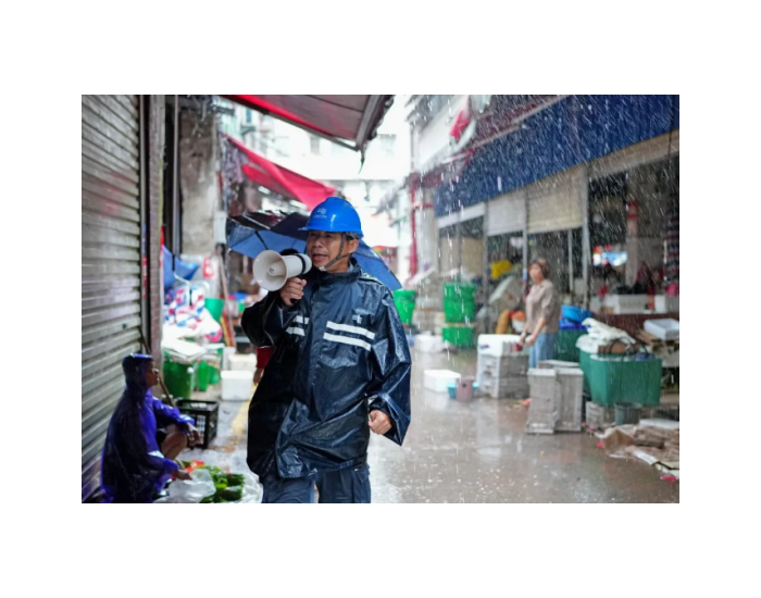 广西各地暴雨持续 电力部门全力抢修因灾停电设施