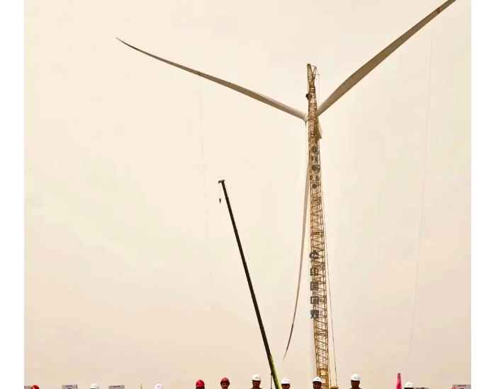 新疆木垒四十个井子400MW<em>风电项目</em>首台机组吊装