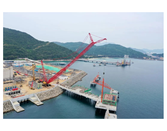 中油六建深圳LNG项目部完成码头消防炮吊装工作