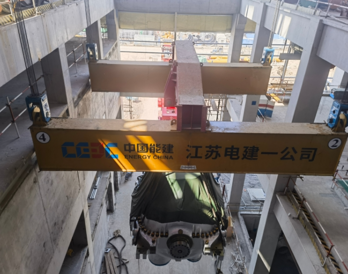 江苏国信滨海港2×1000MW高效清洁燃煤发电项目中压缸顺利吊装就位