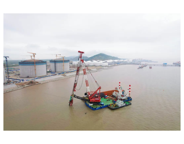 上海洋山深水港将新建15万吨级的LNG运输船专用泊位