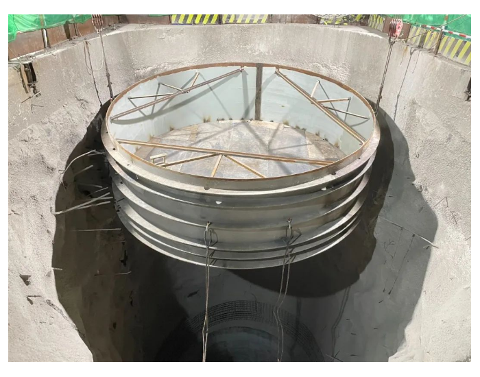 河南五岳抽水蓄能电站2号引水竖井压力钢管吊装完成