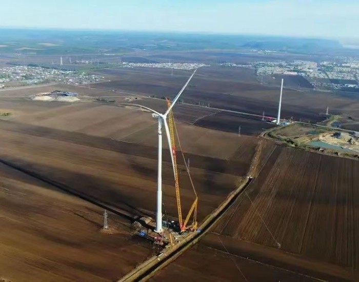中国能建黑龙江院设计的中国最北风电场首台风机吊装完成