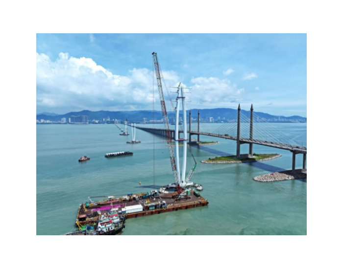 马来西亚槟城275kV跨海输电线<em>路</em>项目首个双肢塔成功合拢