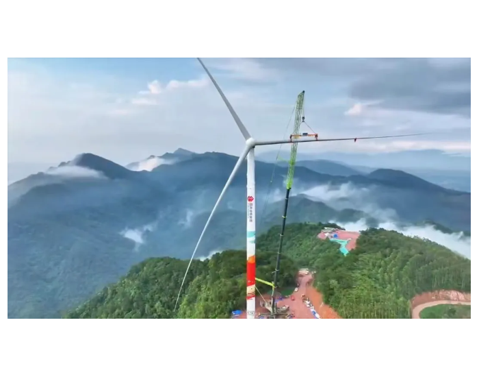 广西贵港白花山风电场（一期）项目首台风机吊装完成