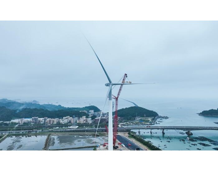 我国企业自主研制的18兆瓦半直驱海上风电机组吊装成功