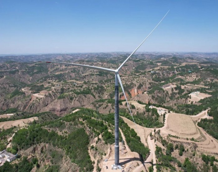 风领陕西志丹顺宁UHPC150混塔100MW风电项目首台吊装完毕