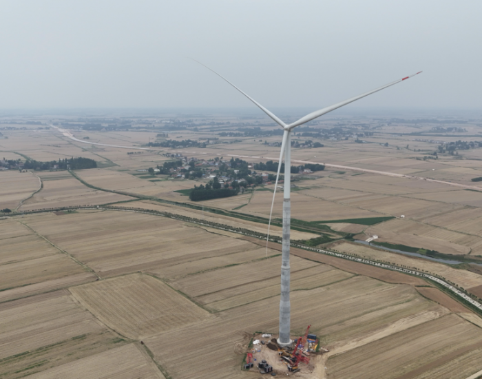 风领湖北襄州25万千瓦风储一体化项目首台吊装完毕