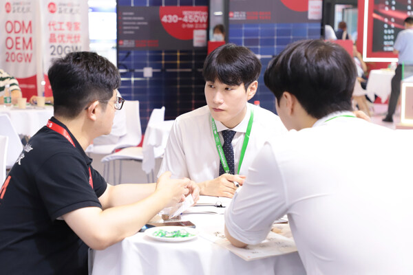 晶优独特的定制代工模式受到了现场客户的关注