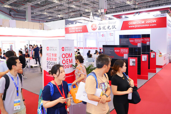 晶优光伏7.2H-A330展位现场