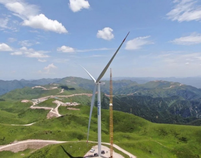 甘肃陇南武都区马营300MW风电项目首台风机吊装成功