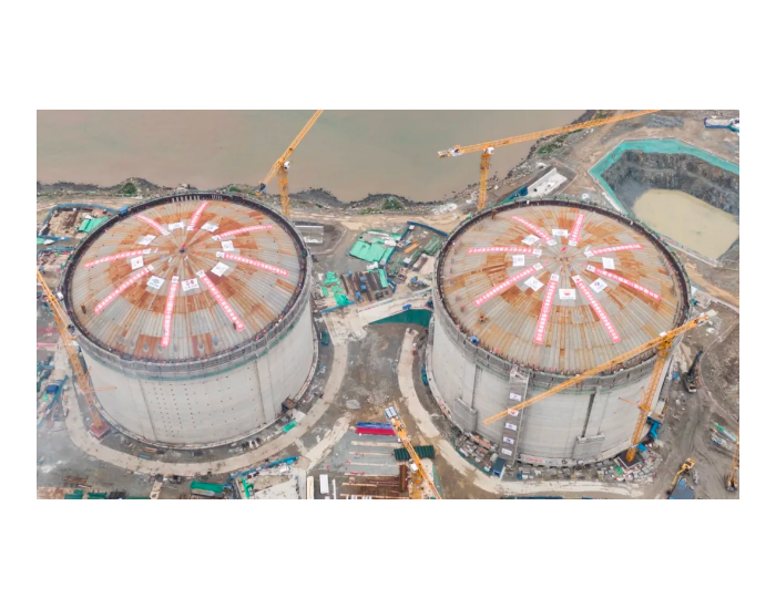 中国海油自主设计的两座全球最大<em>LNG储罐</em>在浙实现同时气升顶