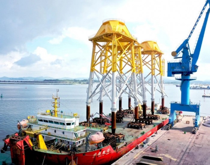 广西防城港海上风电示范项目A场址导管架顺利装船交付