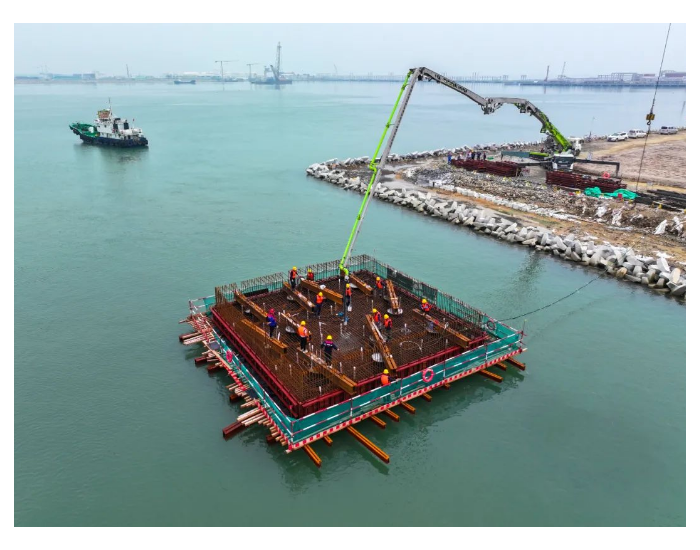赣榆<em>LNG码头</em>工程开启首次系缆墩浇注作业