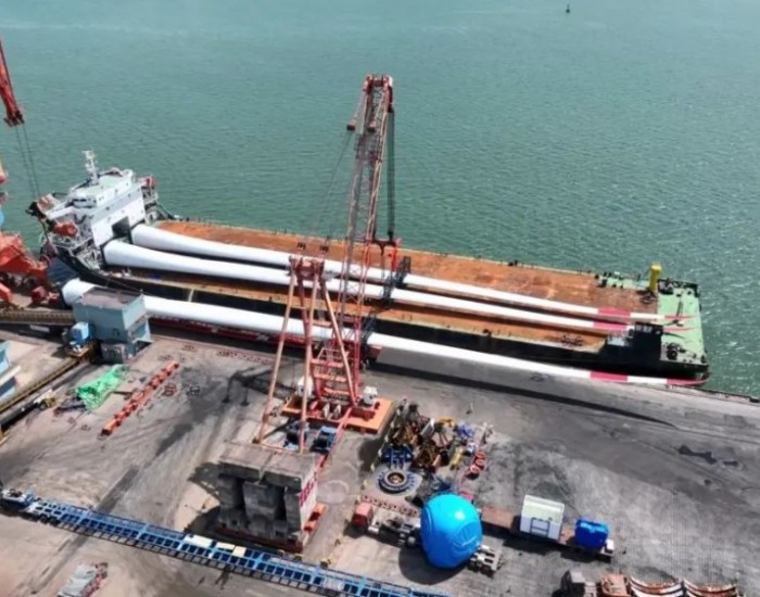 阳江港务公司顺利吊装123米超大型海上风电叶片