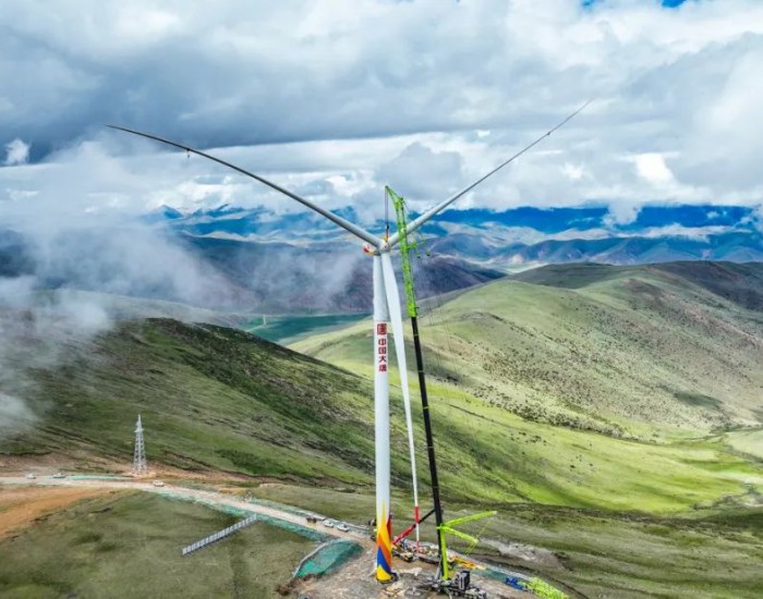 大唐西藏八宿100兆瓦保障性并网风电项目首台<em>风机吊装</em>完成