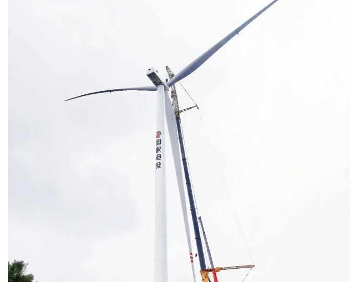 贵州金元自主开发建设的首个风电项目首台<em>风机吊装</em>成功！